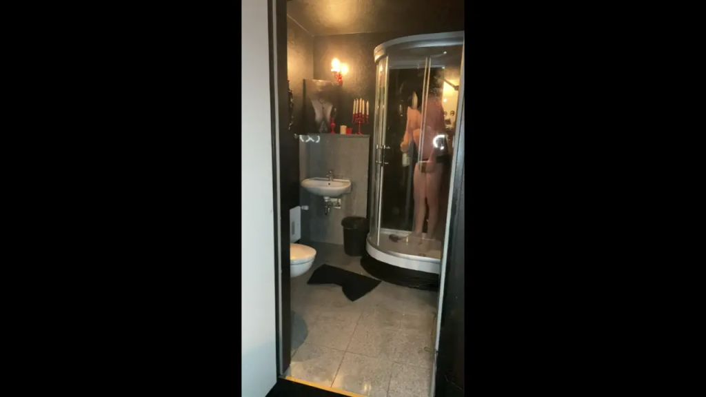 sexy foto nr. 5 von Heute wirst du zu meinem Putzsklaven erzogen!