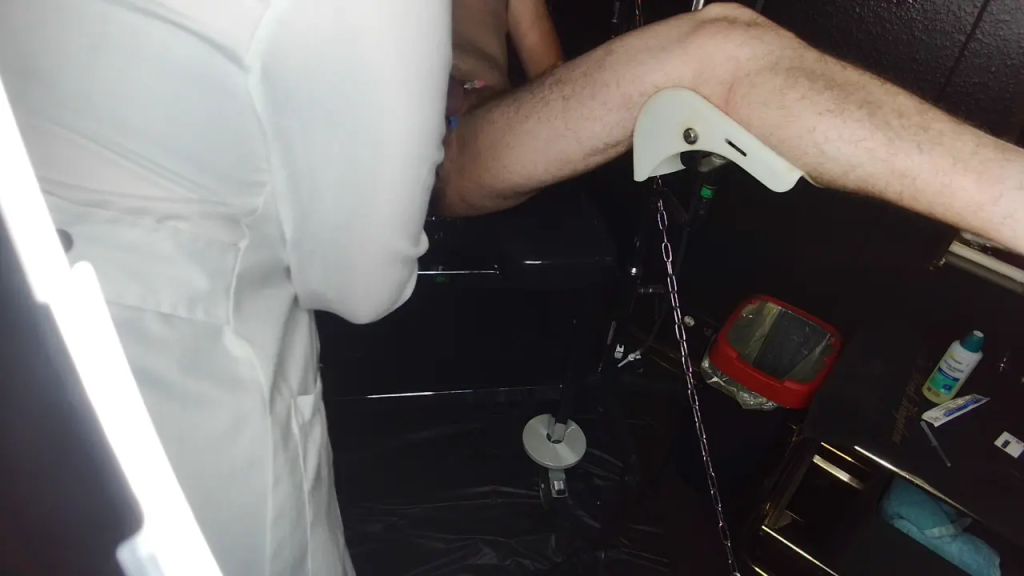 sexy foto nr. 2 von Nadelung direkt durch deine Eier !