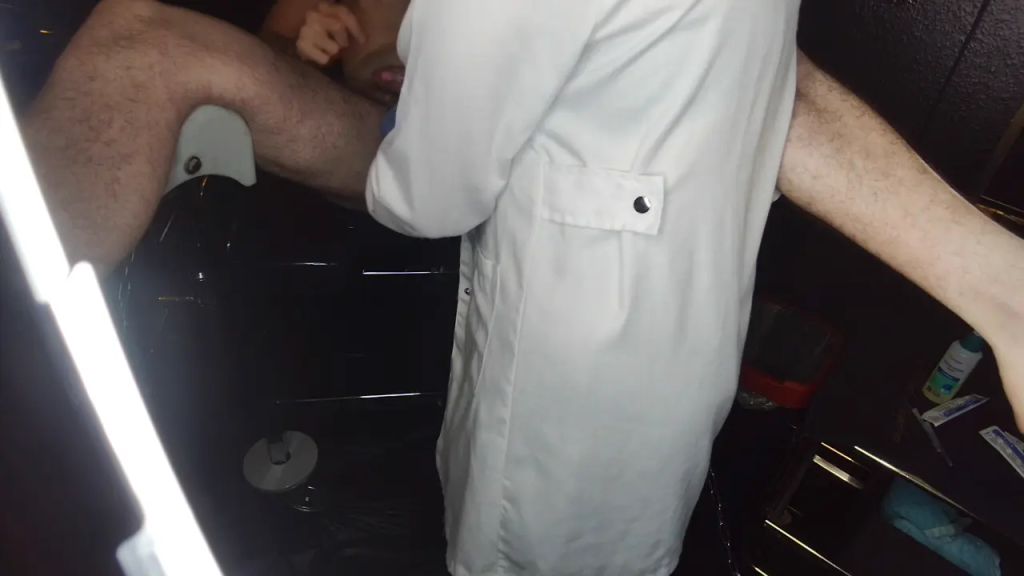 sexy foto nr. 5 von Nadelung direkt durch deine Eier !
