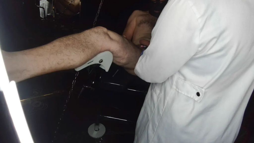sexy foto nr. 9 von Nadelung direkt durch deine Eier !