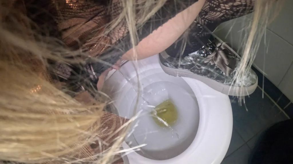 sexy foto nr. 7 von Mein geilster Piss auf der öffentlichen Toilette!