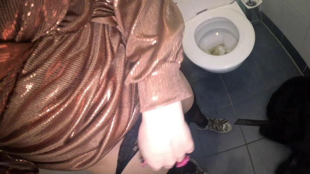 sexy foto nr. 9 von Mein geilster Piss auf der öffentlichen Toilette!