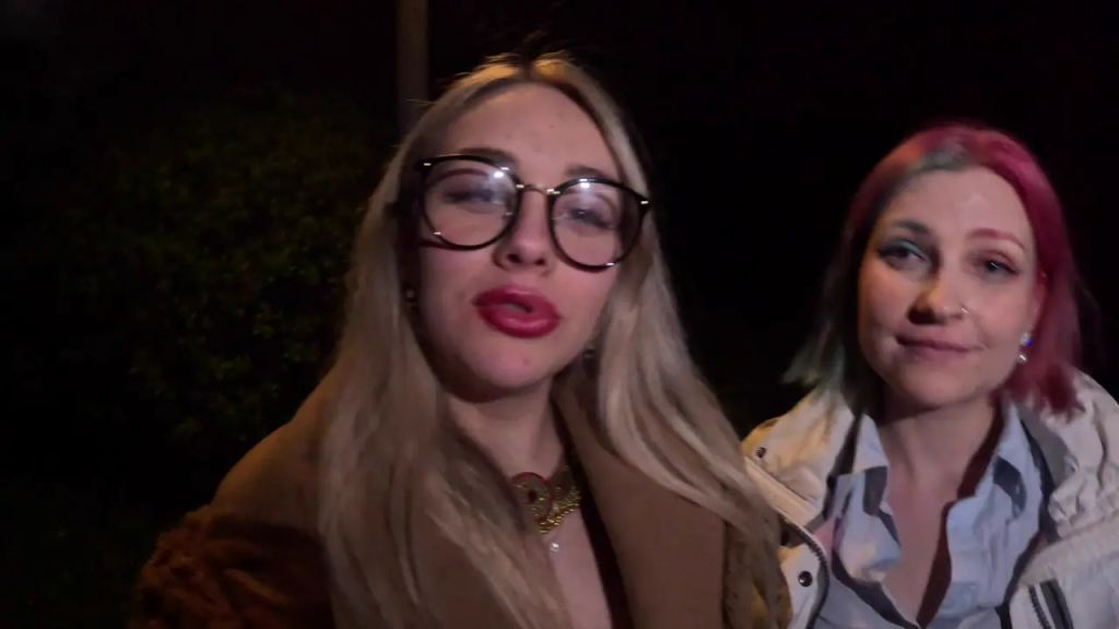 sexy foto nr. 2 von Zwei Herrinnen pissen dir dein Maul voll!