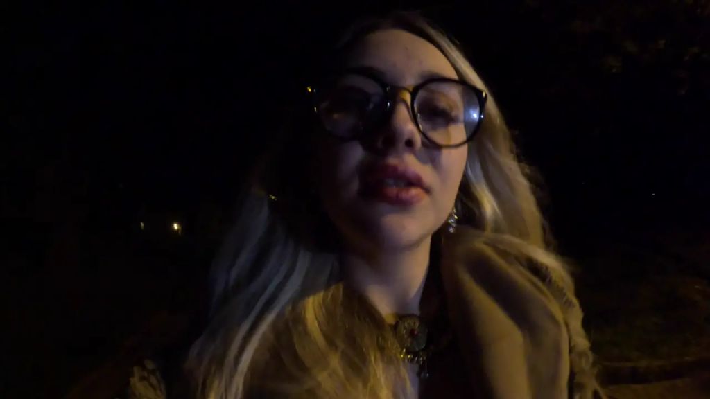 sexy foto nr. 5 von Zwei Herrinnen pissen dir dein Maul voll!