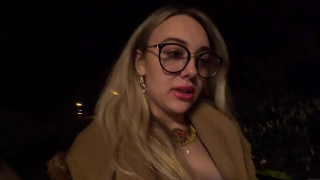 sexy foto nr. 6 von Zwei Herrinnen pissen dir dein Maul voll!