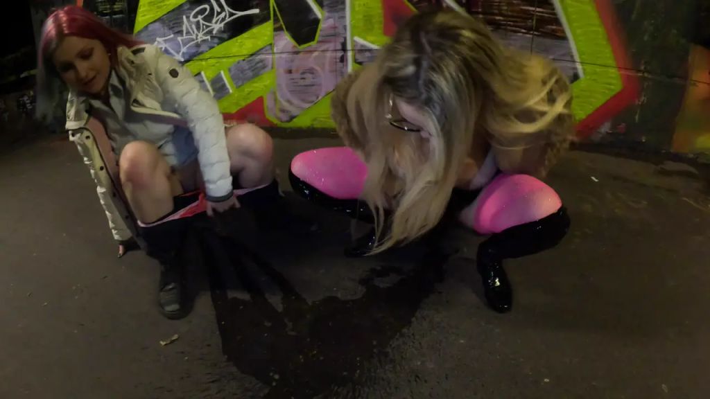 sexy foto nr. 7 von Zwei Herrinnen pissen dir dein Maul voll!