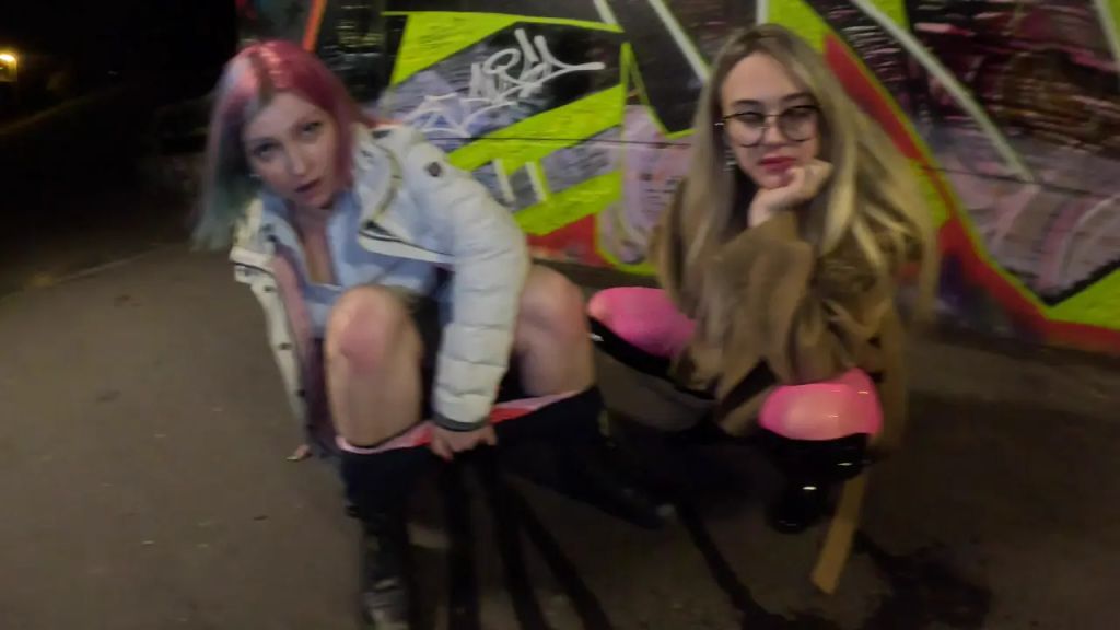 sexy foto nr. 9 von Zwei Herrinnen pissen dir dein Maul voll!