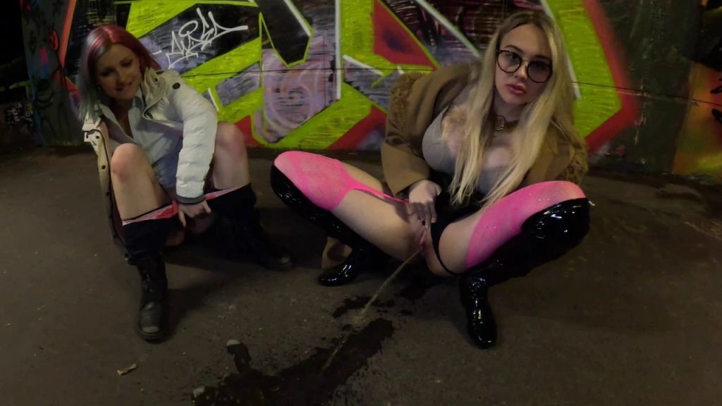 sexy foto nr. 10 von Zwei Herrinnen pissen dir dein Maul voll!