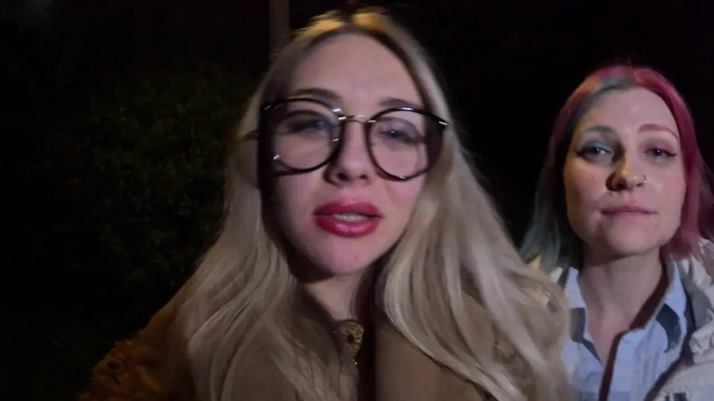 Zwei Herrinnen pissen dir dein Maul voll!