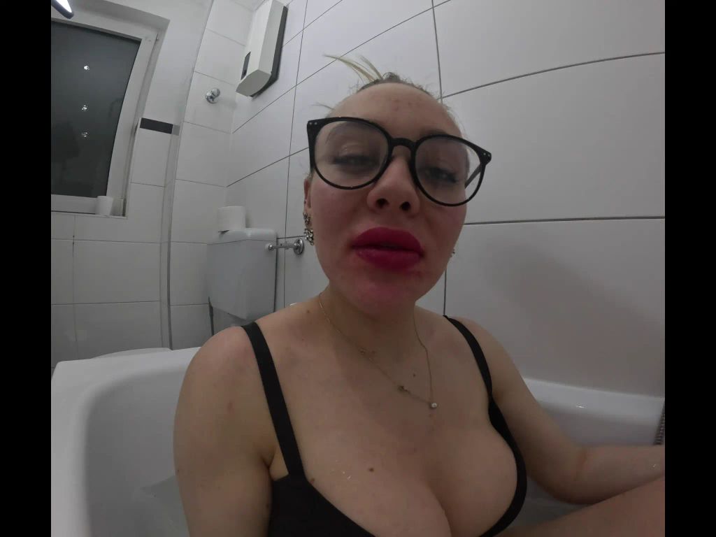 sexy foto nr. 2 von Fußgöttin gibt Wichsanleitung in der Badewanne!