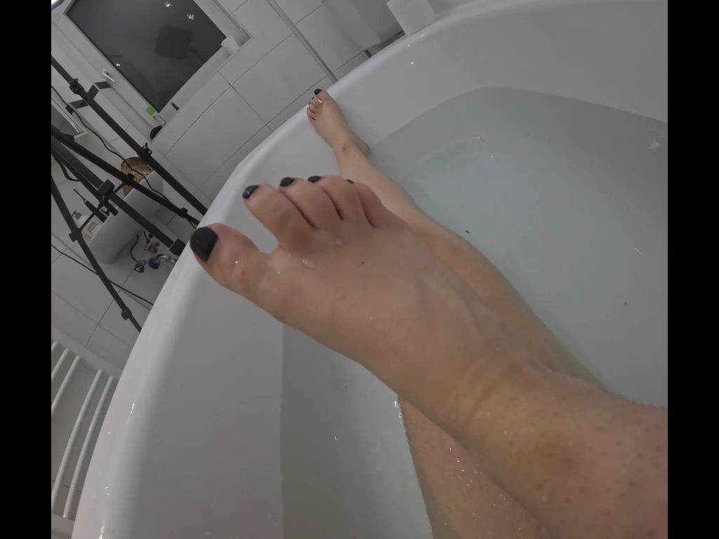 sexy foto nr. 3 von Fußgöttin gibt Wichsanleitung in der Badewanne!