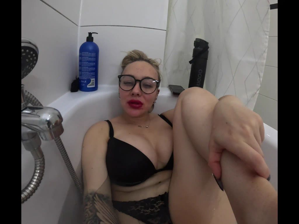 sexy foto nr. 7 von Fußgöttin gibt Wichsanleitung in der Badewanne!