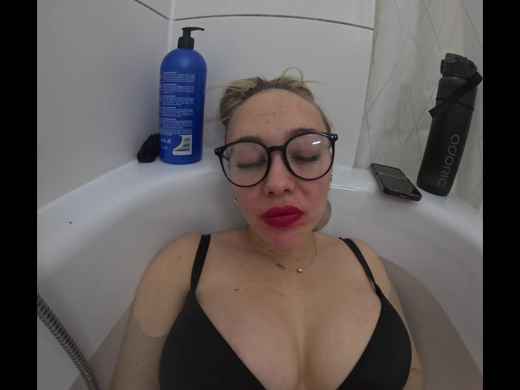sexy foto nr. 8 von Fußgöttin gibt Wichsanleitung in der Badewanne!