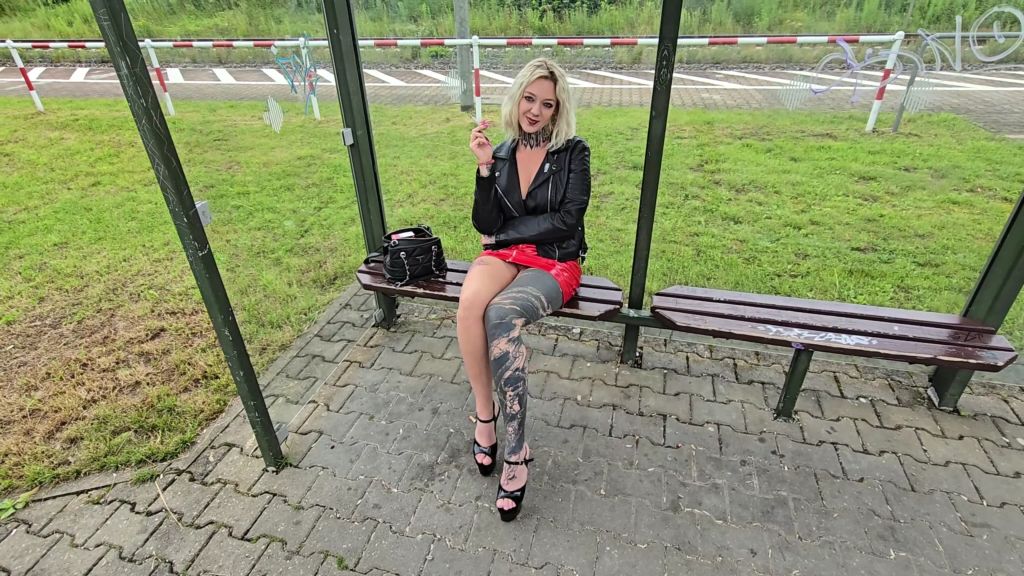 sexy foto nr. 2 von Um da wegzukommen hätte ich Jeden gefickt!