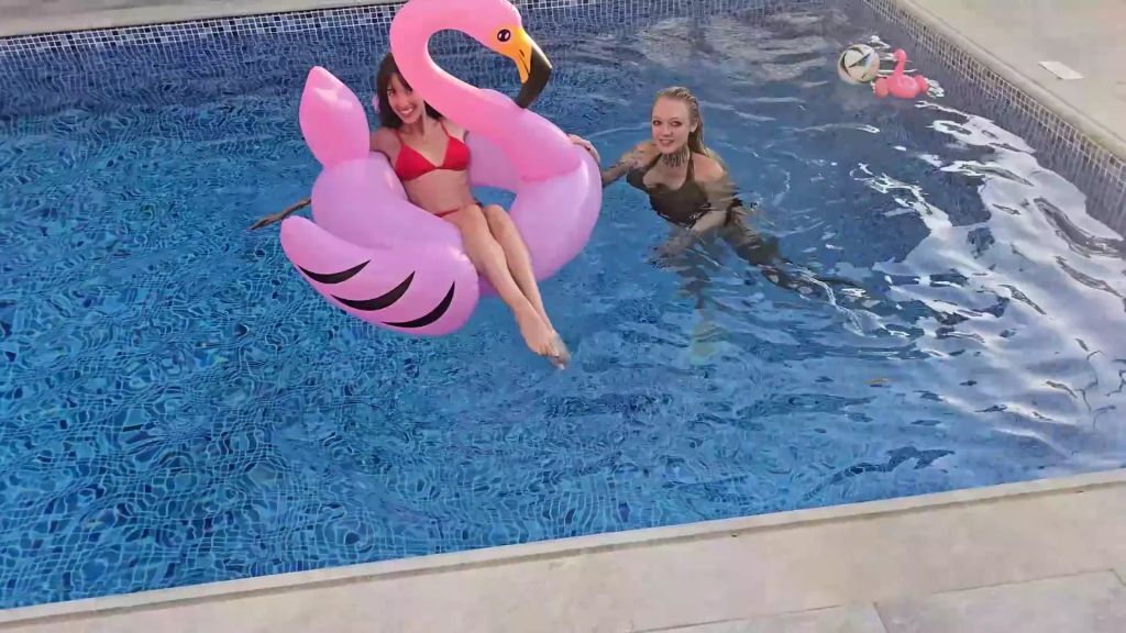 sexy foto nr. 1 von Poolabend eskaliert! 2 blanke Schwänze für 2 gierige Fotzen