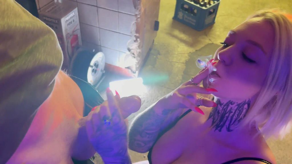sexy foto nr. 5 von Vollgepumpte Barschlampe lässt den nächsten blank rein