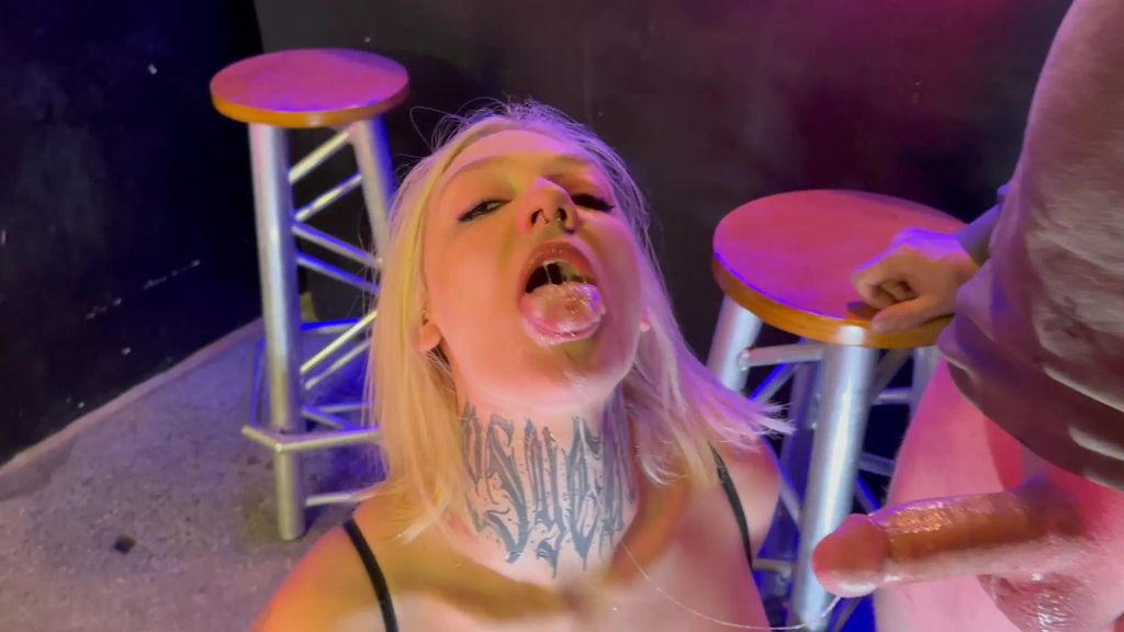 sexy foto nr. 8 von Vollgepumpte Barschlampe lässt den nächsten blank rein