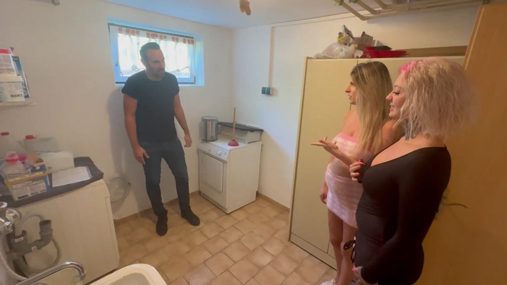 Vorschaubild 1 zum Video „AUA!! Perverser zerfickt unsere Fotzen im Waschkeller“