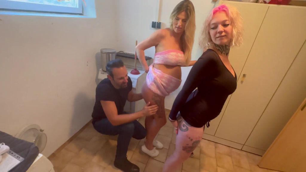 Vorschaubild 3 zum Video „AUA!! Perverser zerfickt unsere Fotzen im Waschkeller“