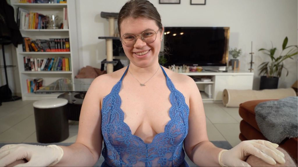 Mit Latexhandschuhen zum Orgasmus gewichst und geblasen!!