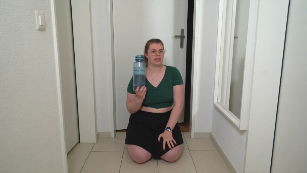 sexy foto nr. 2 von Krasseste Piss-Challenge ever!! Reicht der Messbecher aus?!