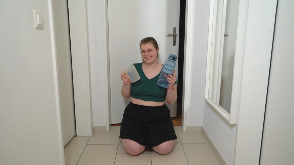 sexy foto nr. 10 von Krasseste Piss-Challenge ever!! Reicht der Messbecher aus?!