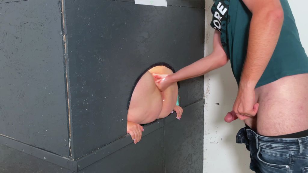 sexy foto nr. 7 von Mega Squirt im Gloryhole! Vom Fremden zum Creampie gefickt!