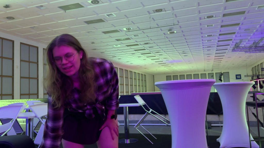 sexy foto nr. 2 von Ging das zu weit?! Mitten auf der Messe von Besucher gefickt