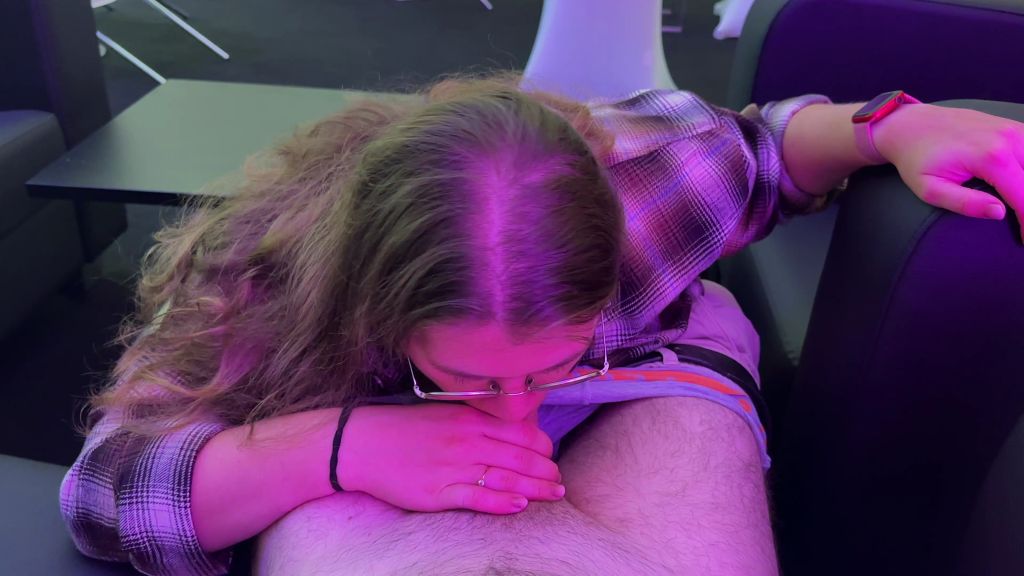 sexy foto nr. 5 von Ging das zu weit?! Mitten auf der Messe von Besucher gefickt