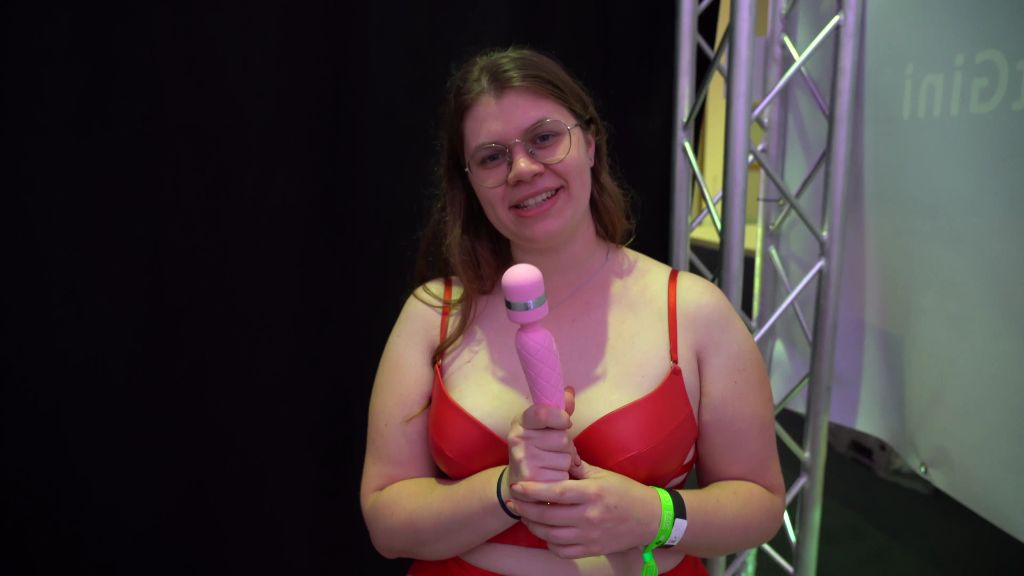 sexy foto nr. 1 von Mega Orgasmus mitten auf der Messe! Erwischt & beobachtet