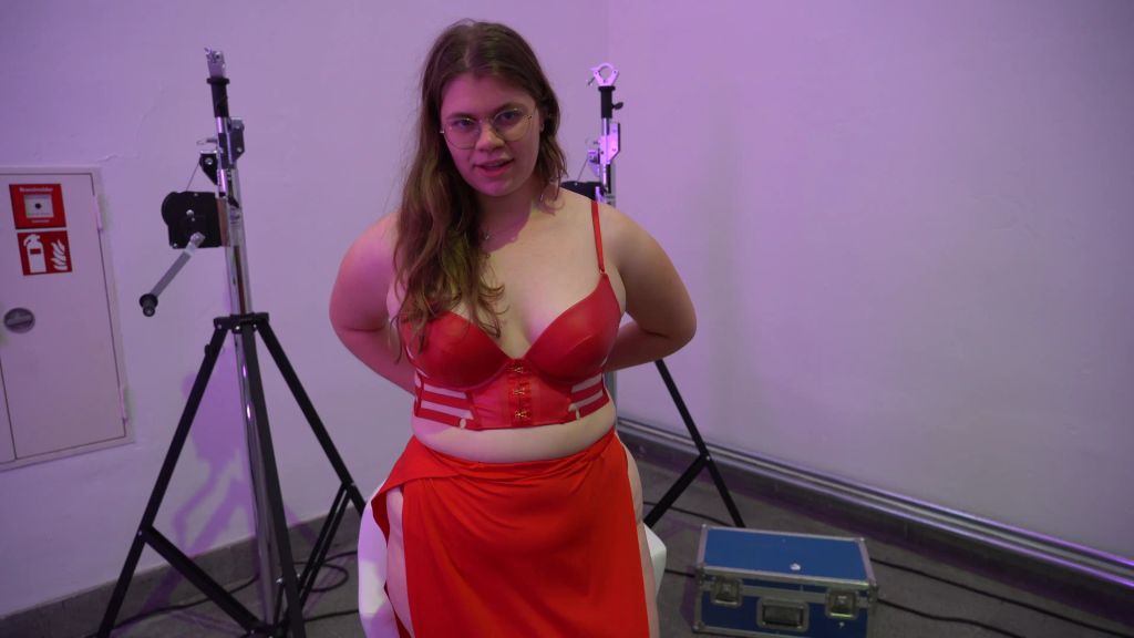 sexy foto nr. 2 von Mega Orgasmus mitten auf der Messe! Erwischt & beobachtet