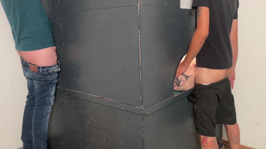 Vorschaubild 3 zum Video „Gruppenfick am Glory Hole! Heute lassen wir jeden ran!“