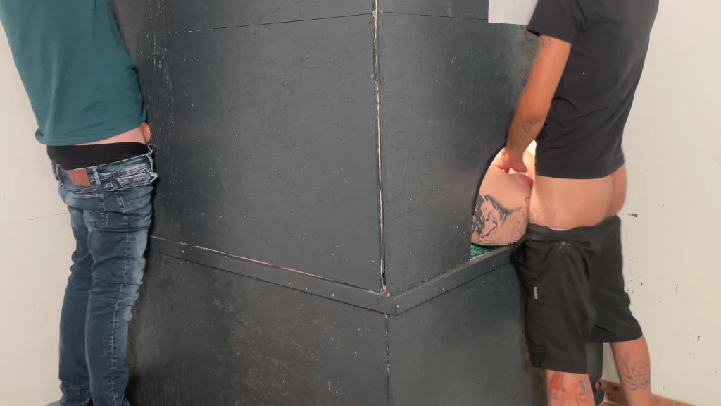Vorschaubild 5 zum Video „Gruppenfick am Glory Hole! Heute lassen wir jeden ran!“