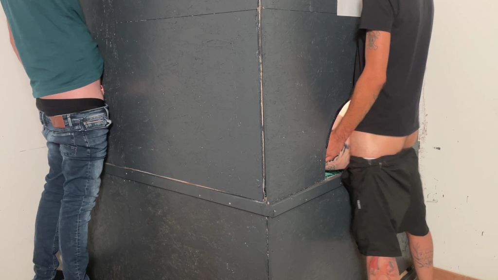 Vorschaubild 6 zum Video „Gruppenfick am Glory Hole! Heute lassen wir jeden ran!“