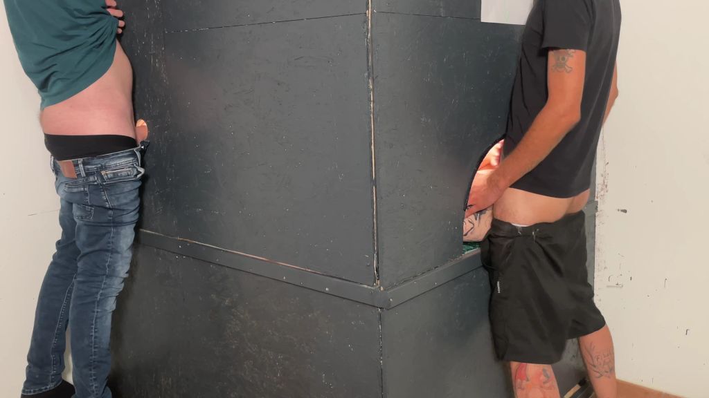 Vorschaubild 7 zum Video „Gruppenfick am Glory Hole! Heute lassen wir jeden ran!“