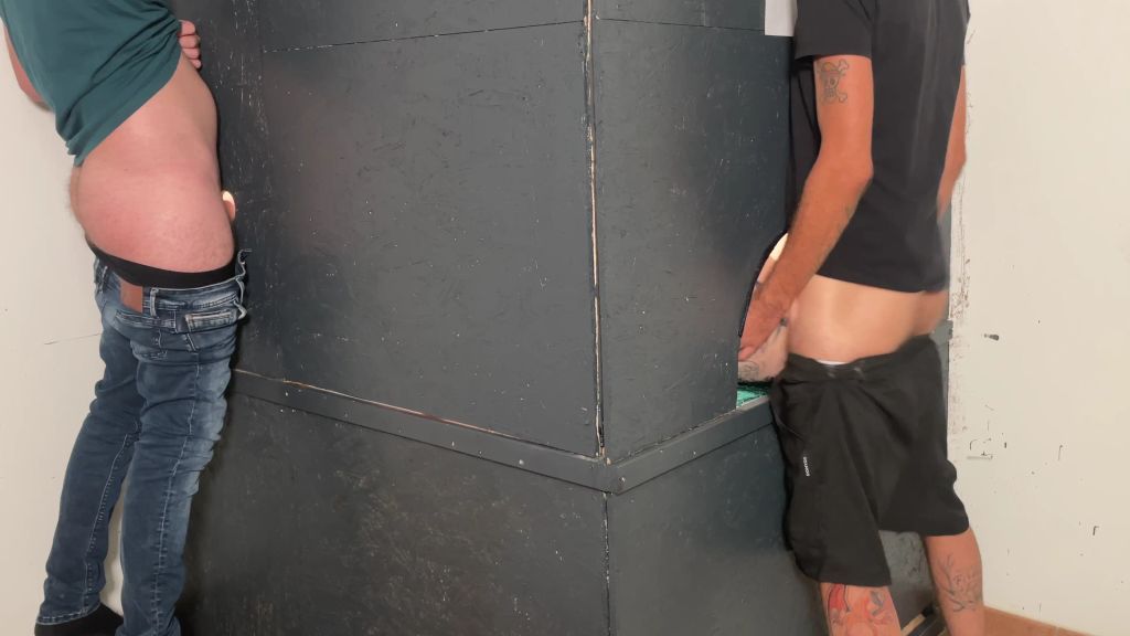 Vorschaubild 8 zum Video „Gruppenfick am Glory Hole! Heute lassen wir jeden ran!“