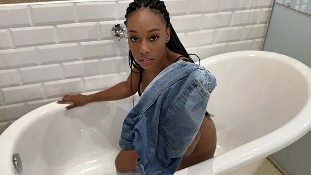 sexy foto nr. 9 von Badewanne-Piss-Fick bis zum Titten-Urinschauer!