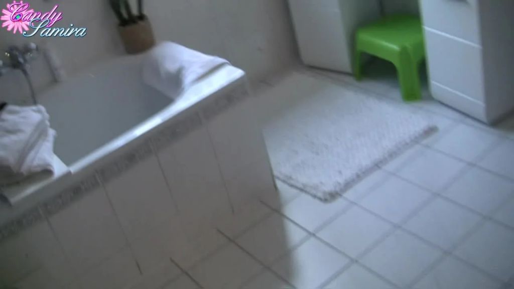 sexy foto nr. 1 von Krass ! 20 jährigen Neffen im Bad abgefickt!