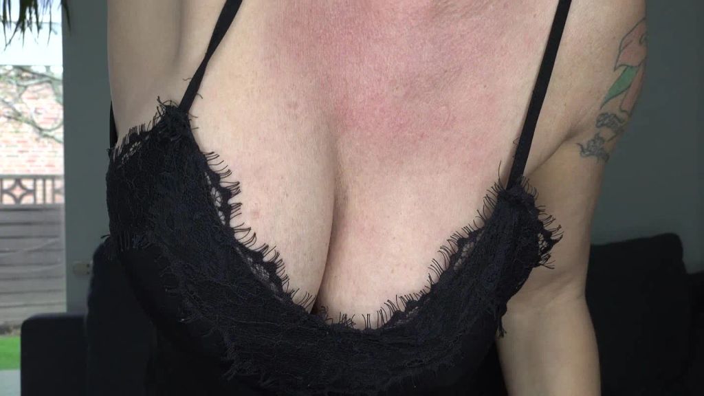 sexy foto nr. 1 von Wichsanleitung für Robert in halterlosen Nylonstrümpfen