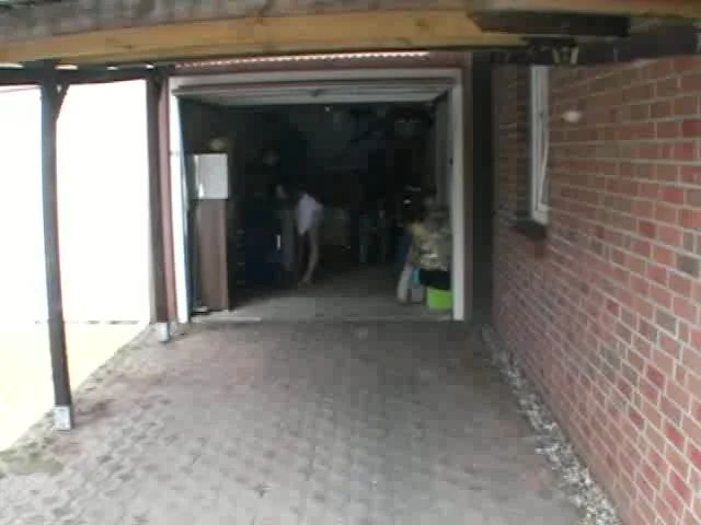Enge Pussy in Garage gestopft