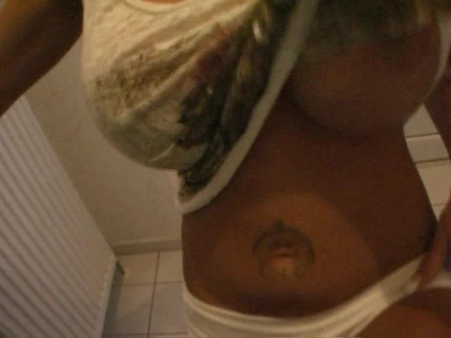 sexy foto nr. 3 von Im Schlafkostüm die Tür geöffnet..
