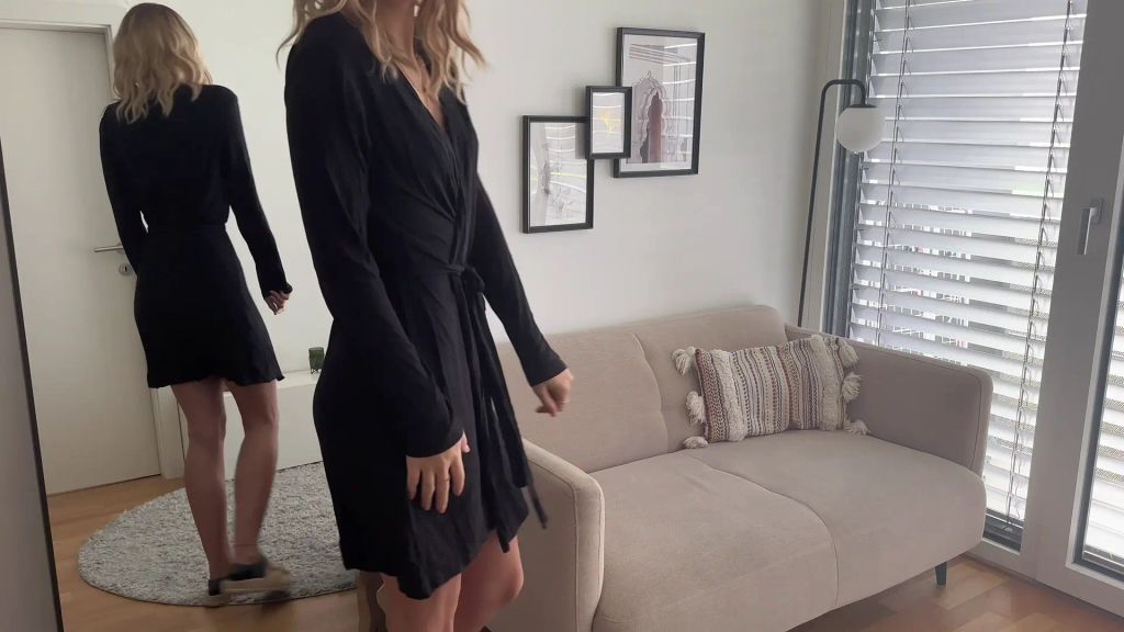 sexy foto nr. 1 von Was werden meine Freunde sagen? Hier in Unterwäsche… 👀