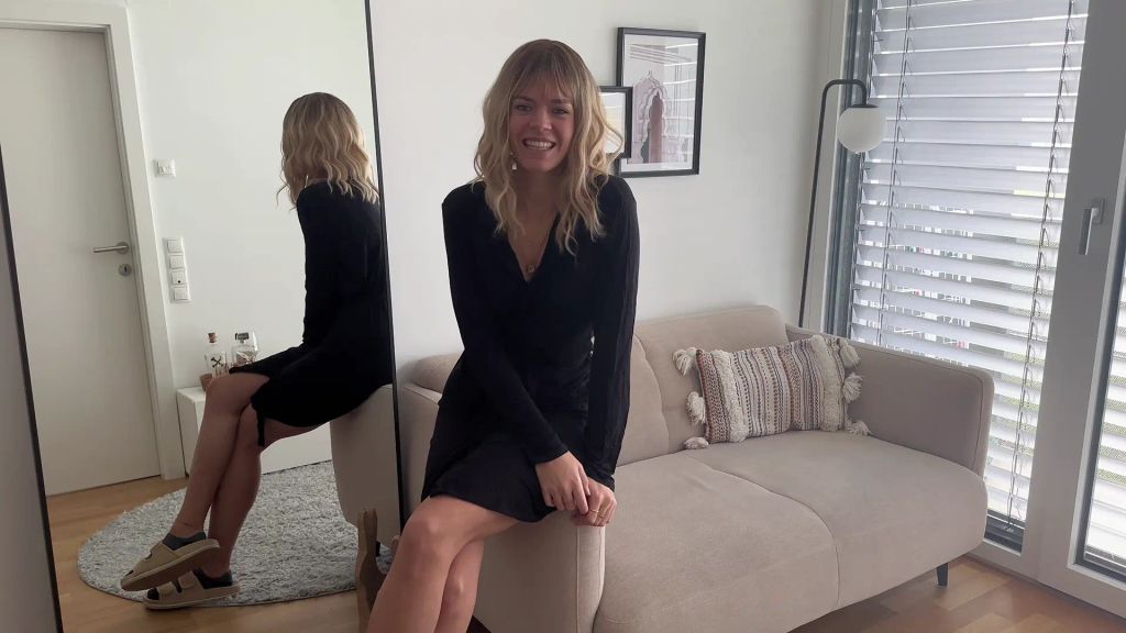 sexy foto nr. 3 von Was werden meine Freunde sagen? Hier in Unterwäsche… 👀