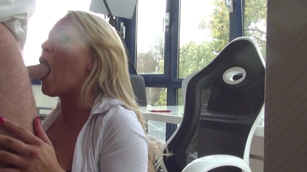 Vorschaubild 3 zum Video „SPERMAGEILE BÜRONUTTE BRINGT DICH ZUM SPRITZEN“
