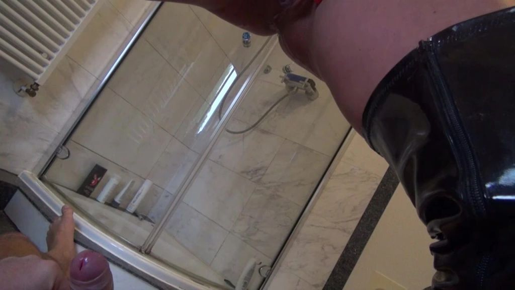 Vorschaubild 7 zum Video „PERVERSE LACKNUTTE PISST DICH VOLL UND SAUGT DICH LEER“