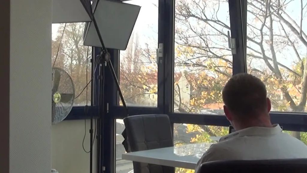 Vorschaubild 1 zum Video „KOLLEGEN BEIM WICHSEN ERWISCHT UND ABGEFICKT“