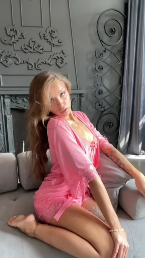 Vorschaubild 6 zum Video „Sanfte Verführung im rosa Morgenmantel 🌸“