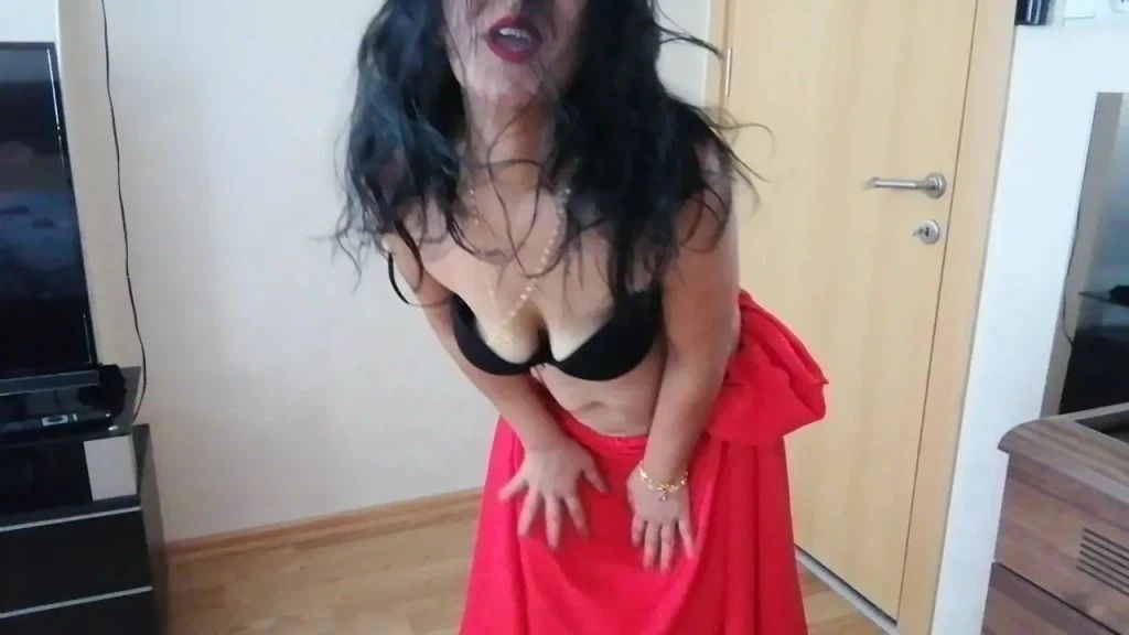 sexy foto nr. 9 von Feurige Türkin in verführerischem Rot