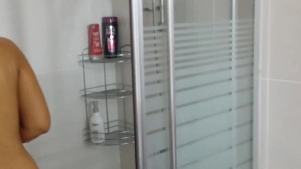 sexy foto nr. 2 von Derya unter der Dusche
