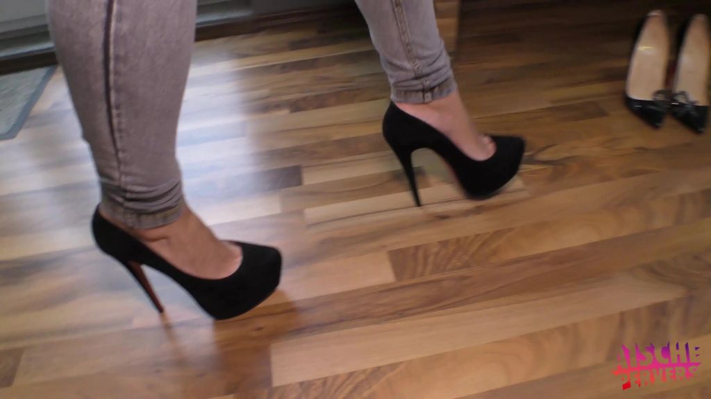 sexy foto nr. 7 von Walking & Dangling in different Louboutins